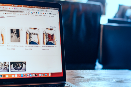 Marketplace vs. E-commerce: Jak połączyć te modele, by zwiększyć zyski?