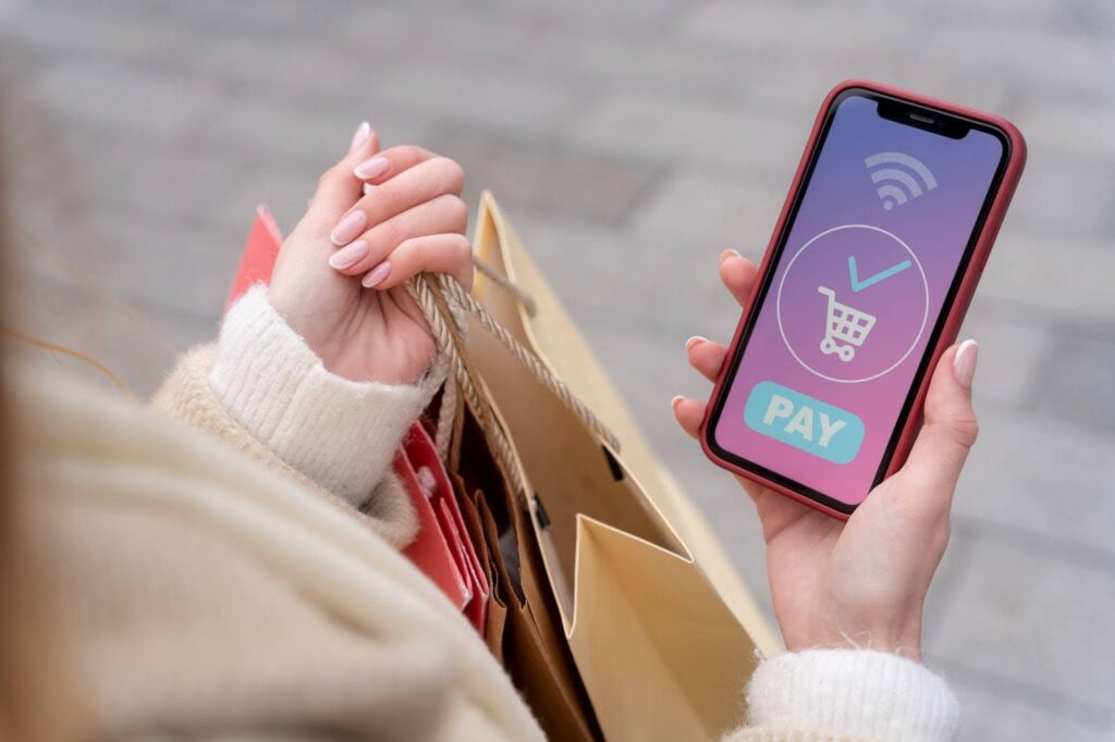 Kobieta płacąca za zakupy online przez telefon