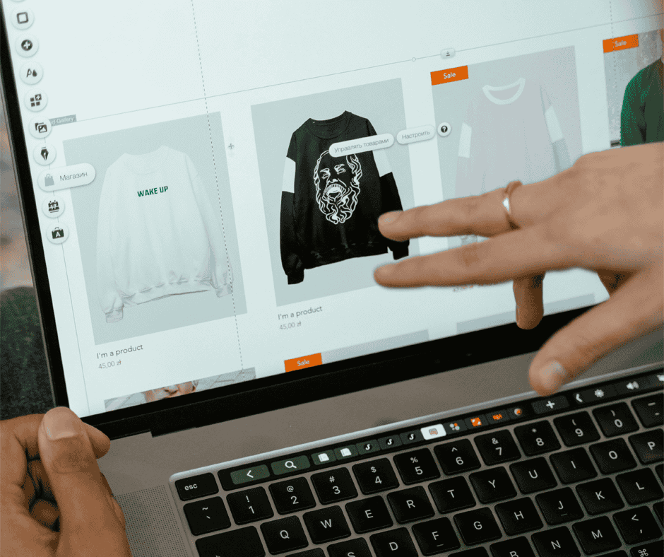 Ekran laptopa z edytorem sklepu internetowego pokazującym produkty  – proces optymalizacji treści produktu.